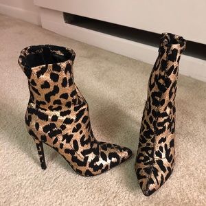 BRANDNEW BLACK N GOLD CHEETAH PRINT SOC BOOTIE 6.5